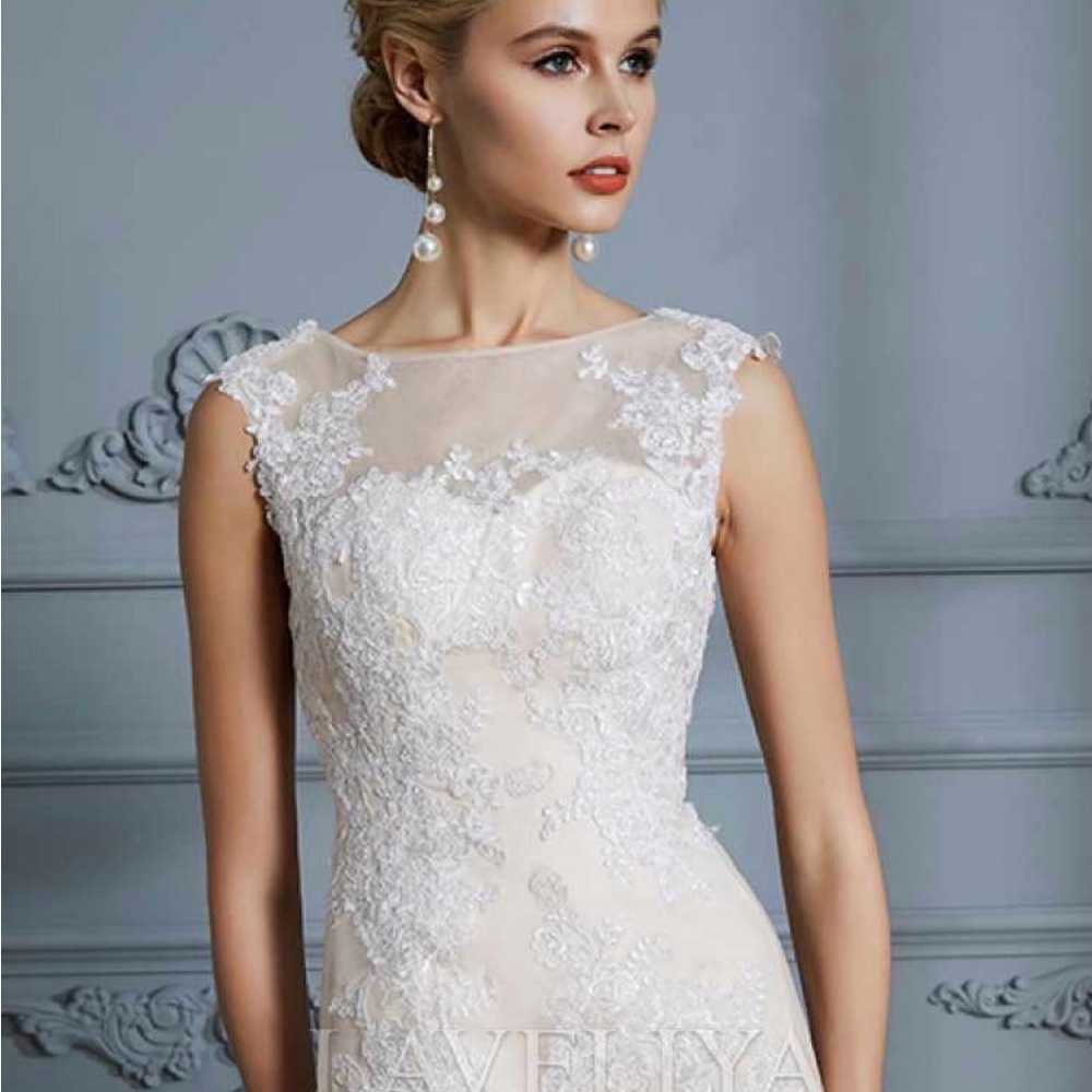 Laveliya Full Length White Wedding Dress NWOT Size 14
